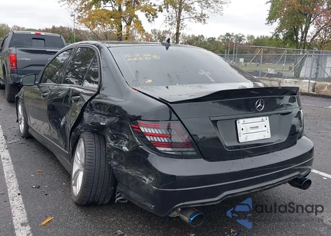 2013 Mercedes-Benz C 300 Sport 4Matic z USA, uszkodzony, nr VIN WDDGF8AB1DR250902